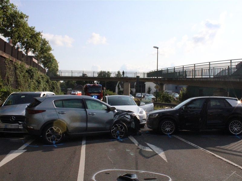 POL-RBK: Wermelskirchen - Eine Verletzte bei Auffahrunfall mit vier Fahrzeugen - Foto: presseportal.de