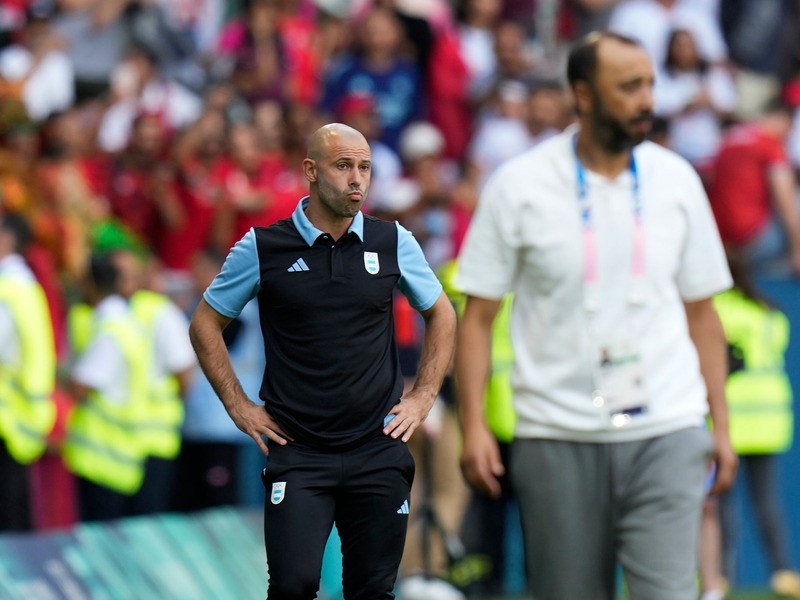 Schiedsrichter Glenn Nyberg ließ erst 16 Minuten nachspielen und entschied dann nach fast zweistündiger Unterbrechung auf Abseits. - Foto: Silvia Izquierdo/AP/dpa