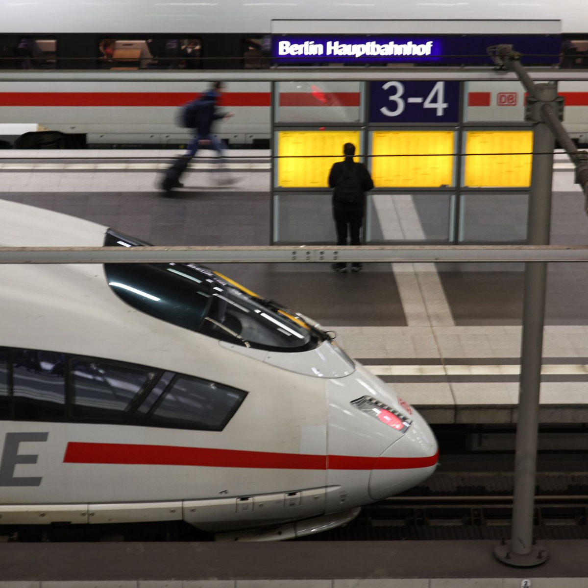 Gut acht Stunden soll der ICE vom Berliner Hauptbahnhof bis nach Paris brauchen. (Archivbild) - Foto: Hannes P. Albert/dpa
