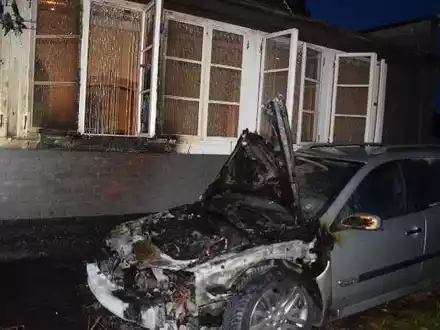 POL-WL: Vermummte schlagen auf Mann ein ++ Rosengarten - BMW gestohlen ++ Stelle - Fahrzeugbrand nach Batteriewechsel ++ Rosengarten - Einbrecher stehlen Schmuck - Foto: presseportal.de
