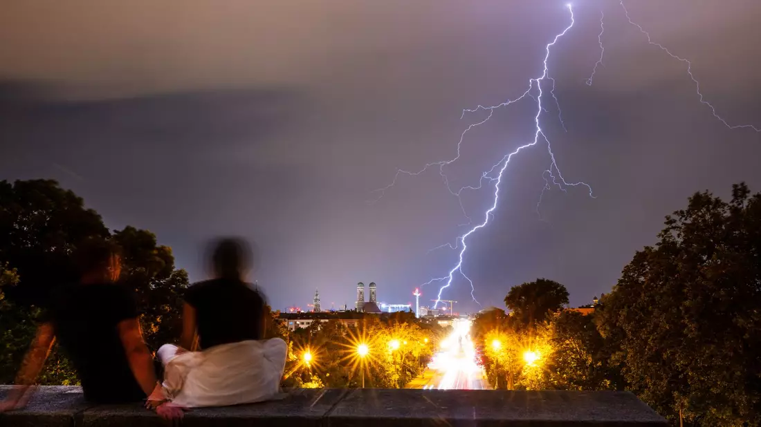 Am meisten blitzt es in Deutschland im August (Archivbild).  - Bild: Peter Kneffel/dpa