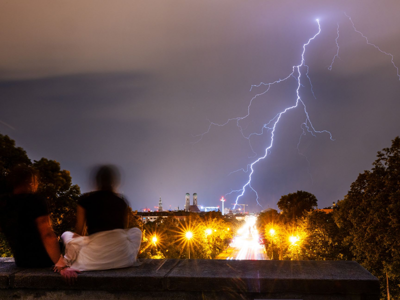 Am meisten blitzt es in Deutschland im August (Archivbild).  - Foto: Peter Kneffel/dpa