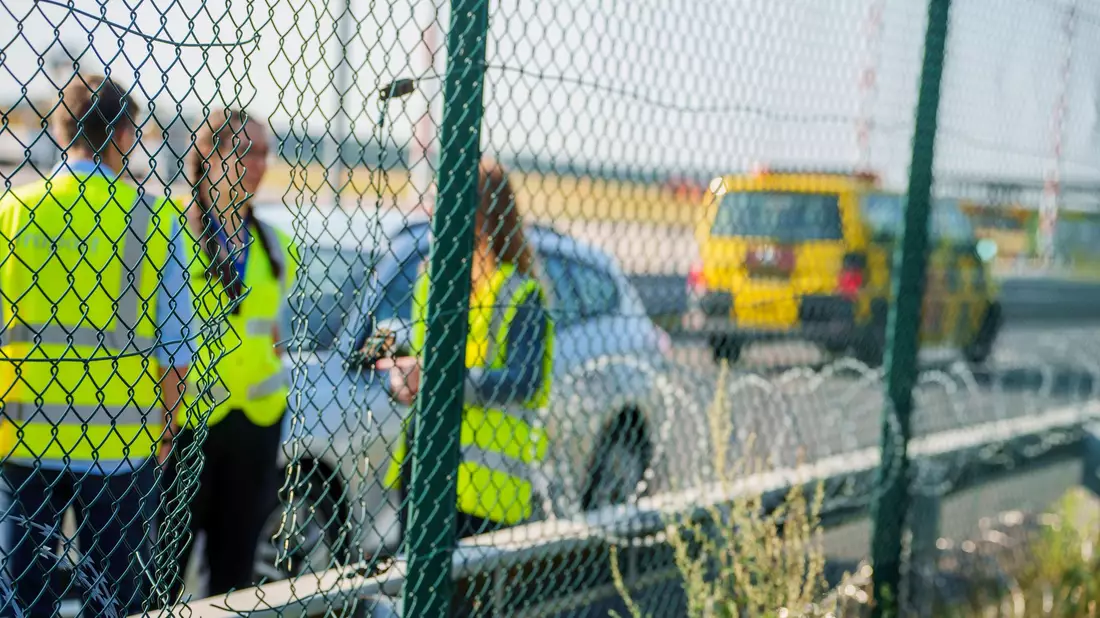 Der Betrieb am Flughafen geht wieder los  - und zugleich die Debatten um die Protestaktion zur Ferienzeit. - Bild: Andreas Arnold/dpa