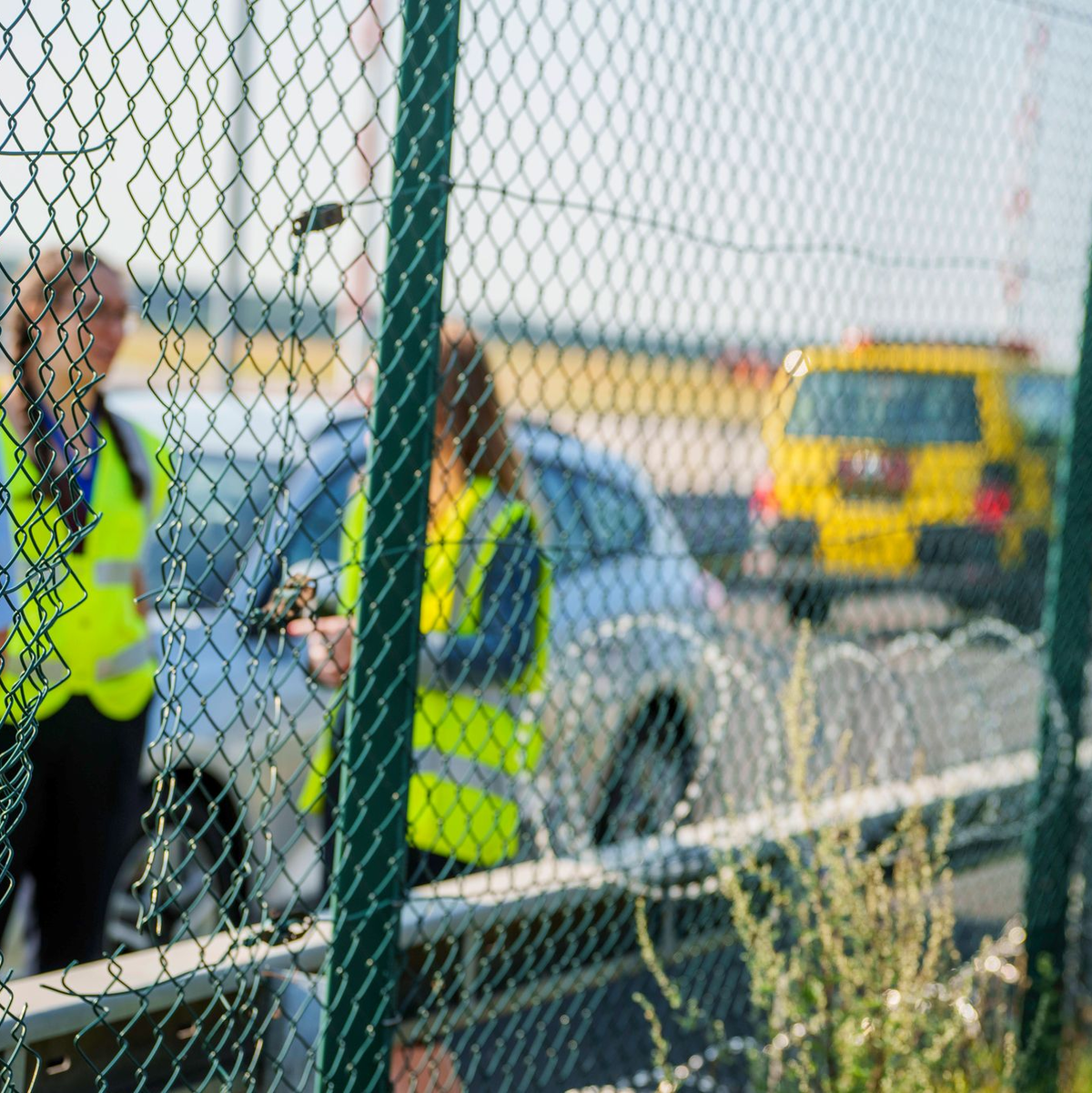 Der Betrieb am Flughafen geht wieder los  - und zugleich die Debatten um die Protestaktion zur Ferienzeit. - Foto: Andreas Arnold/dpa