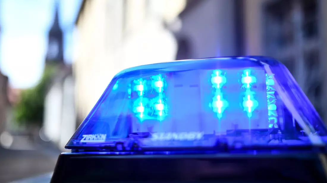 Die Polizei ermittelt wegen des Verdachts eines versuchten Tötungsdelikts. (Symbolbild) - Bild: Patrick Seeger/dpa