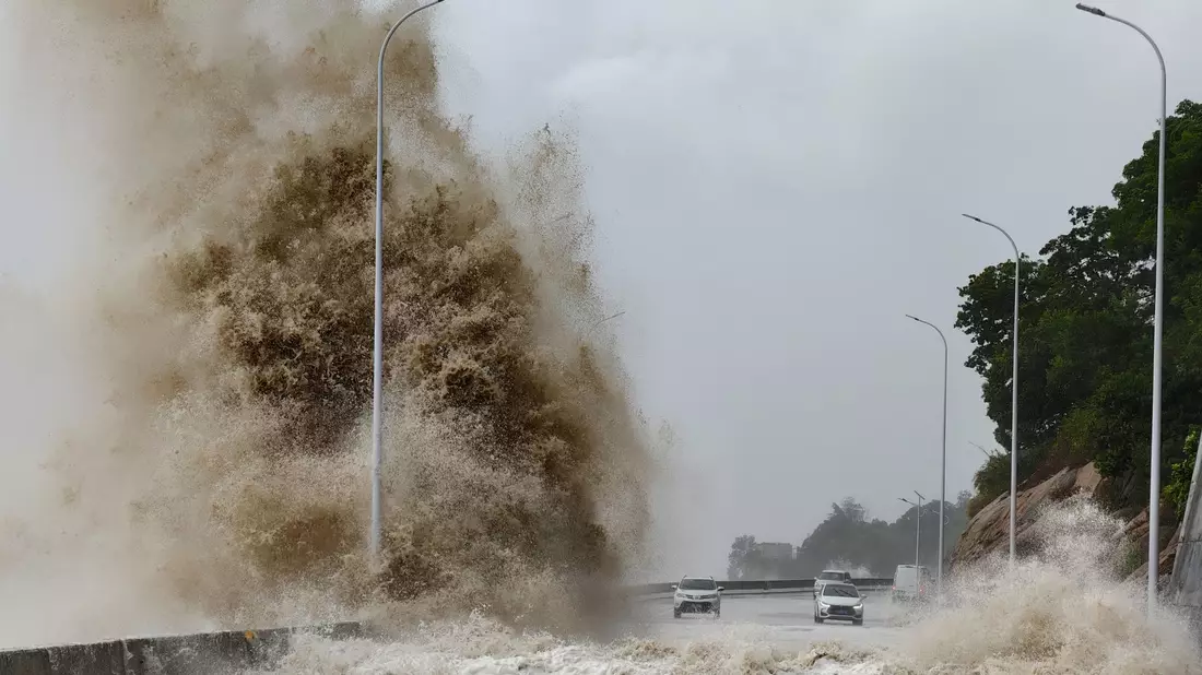 Riesige Wellen schlagen gegen die Küste des Kreises Xiapu in der südostchinesischen Provinz Fujian. Der Taifun brachte heftige Regenfälle mit sich.   - Bild: Jiang Kehong/XinHua/dpa