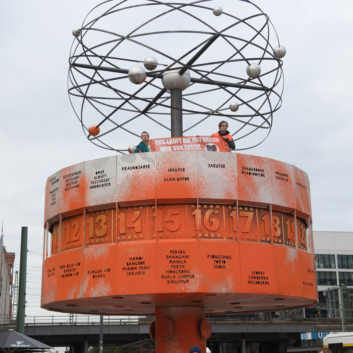 Klimaaktivisten hatten am 17. Oktober 2023 die Weltzeituhr in Berlin mit oranger Farbe besprüht (Archivbild). - Foto: Paul Zinken/dpa