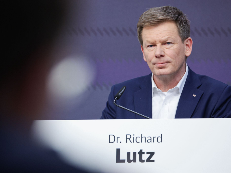Zwar muss Bahnchef Lutz sparen - doch im direkten Betrieb will er keine Strellen streichen. (Archivfoto) - Foto: Hannes P Albert/dpa