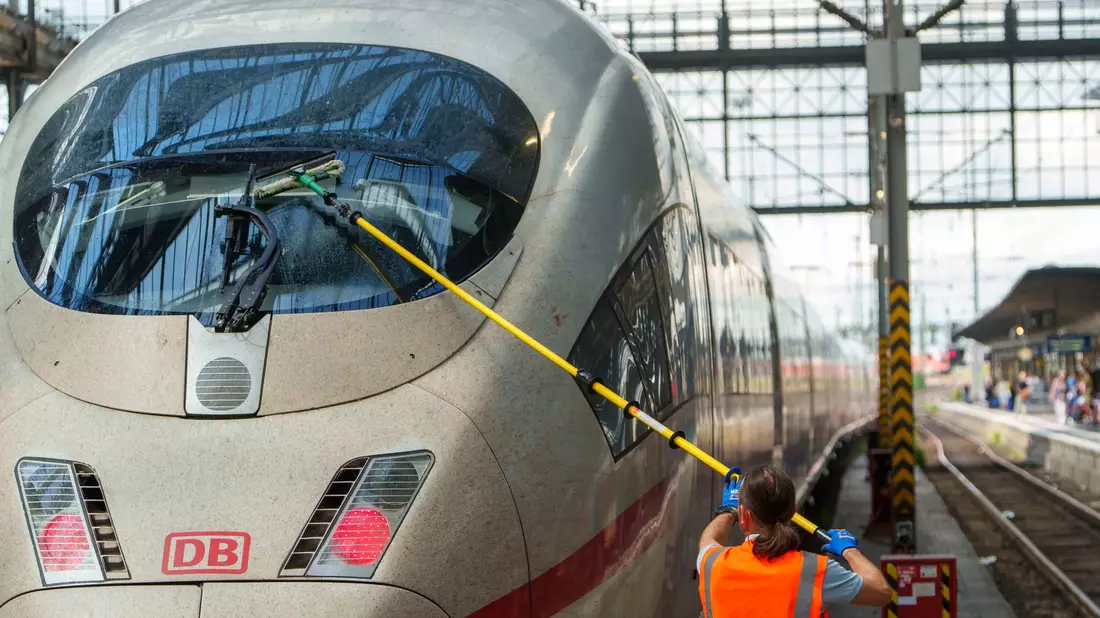 Im Fernverkehr verzeichnete die Bahn im ersten Halbjahr 2024 weniger Fahrgäste als im Vorjahreszeitraum. - Bild: Andreas Arnold/dpa