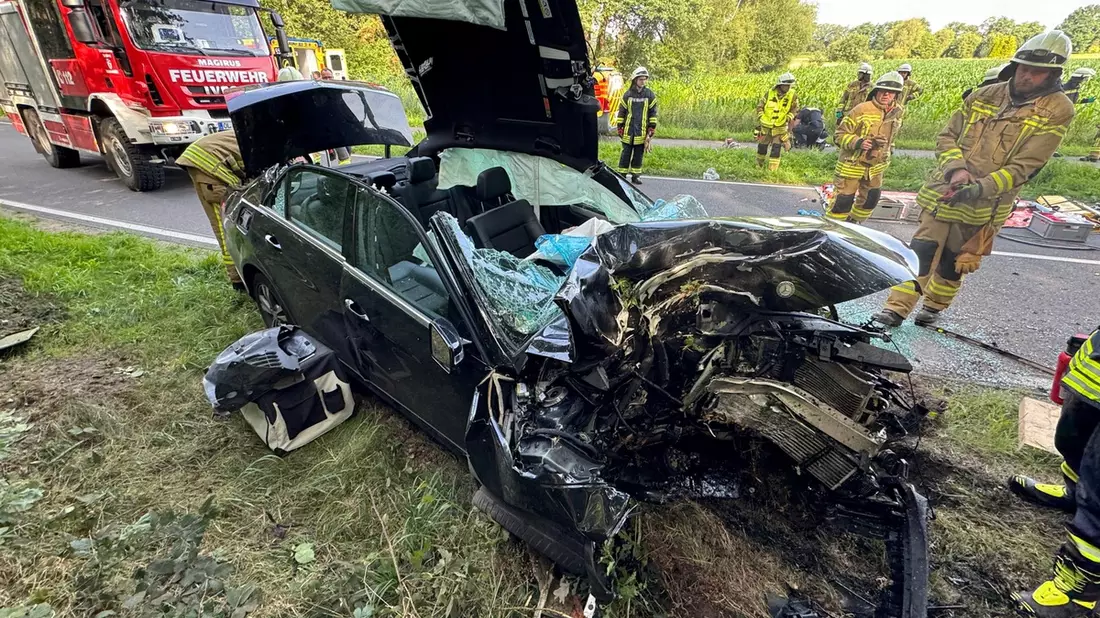 FW-OLL: Verkehrsunfall in der Litteler Straße - Person im Fahrzeug eingeklemmt - Bild: presseportal.de