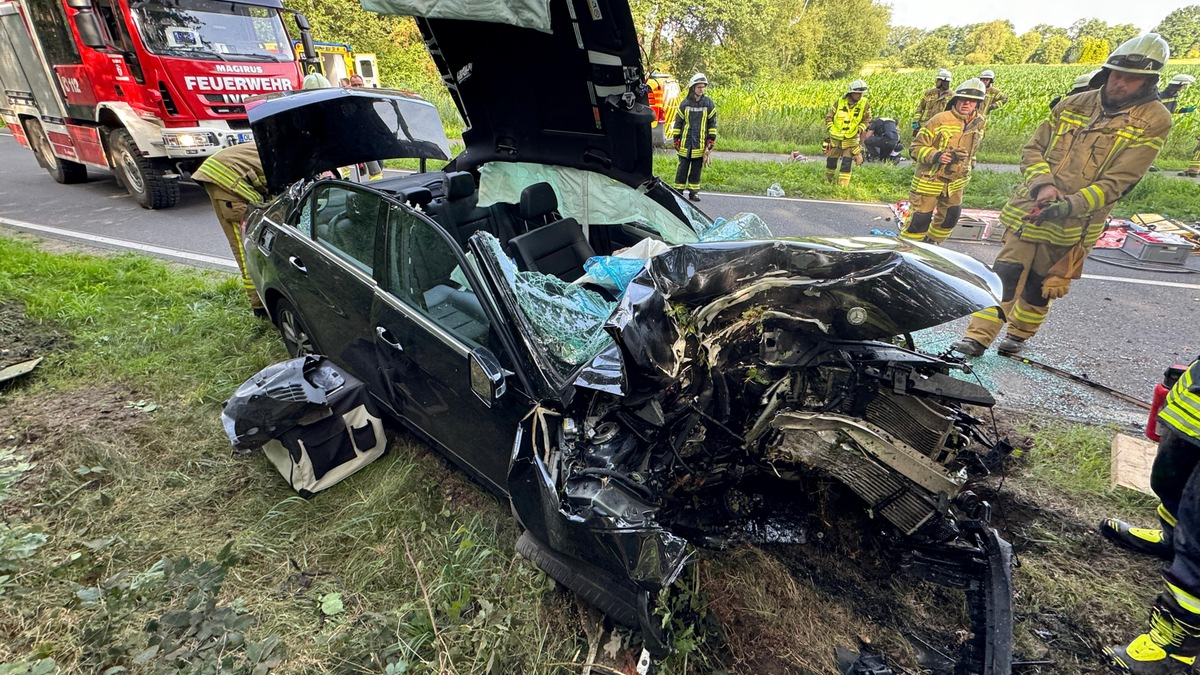 FW-OLL: Verkehrsunfall in der Litteler Straße - Person im Fahrzeug eingeklemmt - Foto: presseportal.de