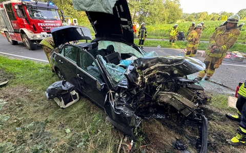 FW-OLL: Verkehrsunfall in der Litteler Straße - Person im Fahrzeug eingeklemmt - Foto: presseportal.de