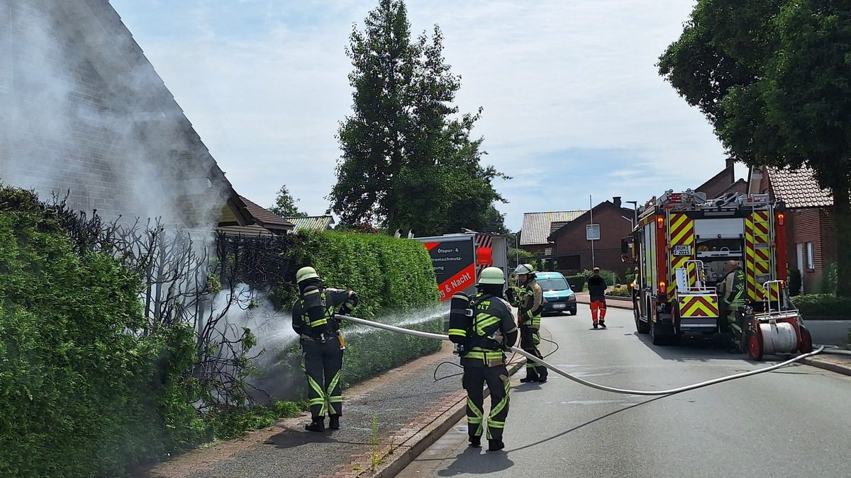 FW Bocholt: Heckenbrand - Foto: presseportal.de