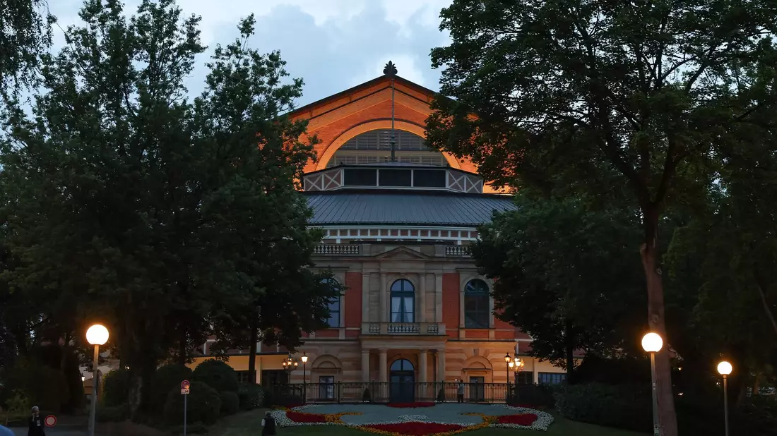 Eines der berühmtesten Opernhäuser der Welt steht in Bayreuth. - Bild: Daniel Löb/dpa