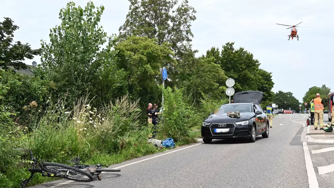 FW Pulheim: Radfahrer frontal von PKW erfasst - Rettungshubschrauber im Einsatz - Bild: presseportal.de