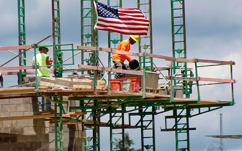 Bauarbeiter auf einer Baustelle in den USA - Foto: Keith Srakocic/AP/dpa
