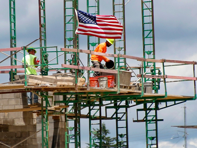 Bauarbeiter auf einer Baustelle in den USA - Foto: Keith Srakocic/AP/dpa