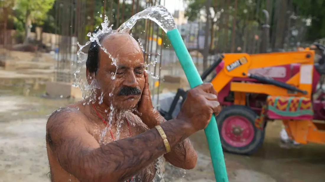 Arbeitgeber müssen für Abkühlungsmöglichkeiten sorgen. - Bild: Rajesh Kumar Singh/AP
