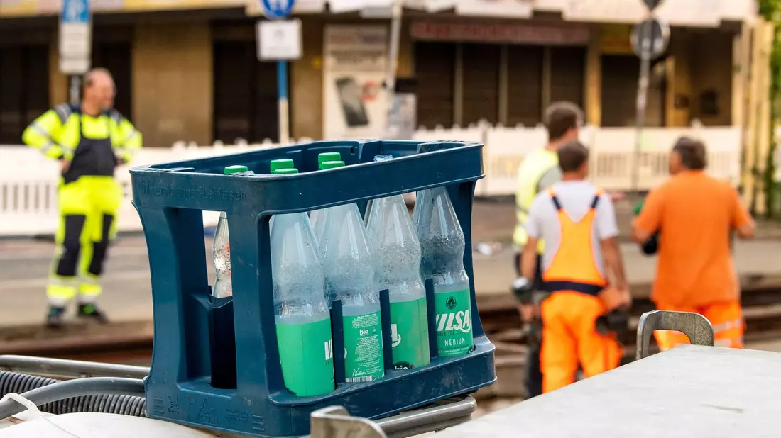 Für Arbeiter muss immer und überall viel zu Trinken zur Verfügung stehen. - Bild: Sina Schuldt/dpa