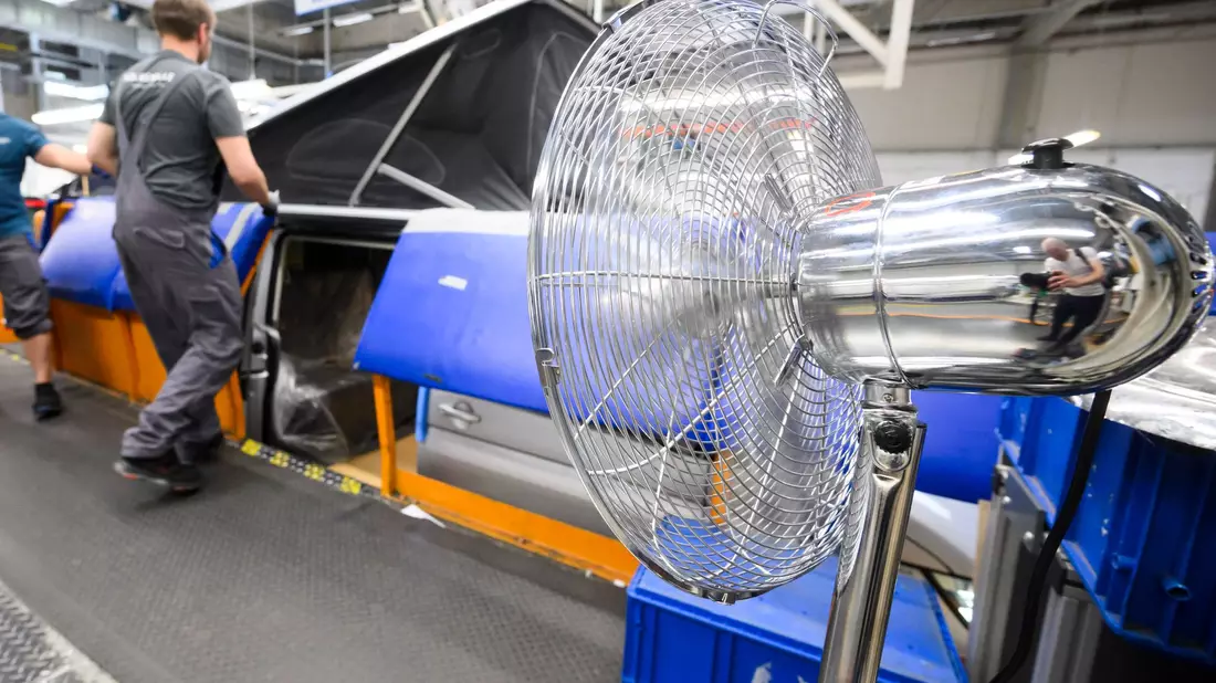 Ventilatoren können in heißen Fabrikhallen Abhilfe schaffen. - Bild: Julian Stratenschulte/dpa/dpa-tmn