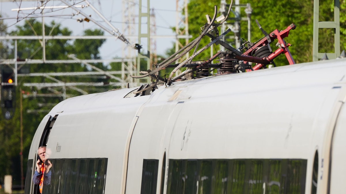 In Köln mussten etwa 750 Passagiere drei Stunden in zwei Zügen ausharren (Archivbild).    - Foto: Jörg Carstensen/dpa
