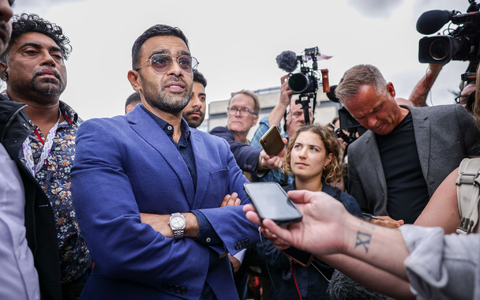 Ein Anwalt prangert das Vorgehen der Polizei an. - Foto: James Speakman/PA Wire/dpa