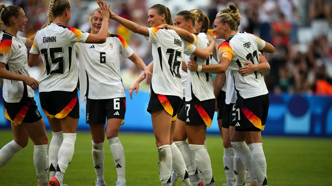 Ann-Katrin Berger (Zweite von rechts, obere Reihe) hat die Wachablösung im deutschen Tor geschafft.  - Bild: Daniel Cole/AP/dpa