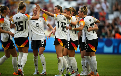 Lea Schüller bejubelt ihren Treffer. - Foto: Daniel Cole/AP/dpa