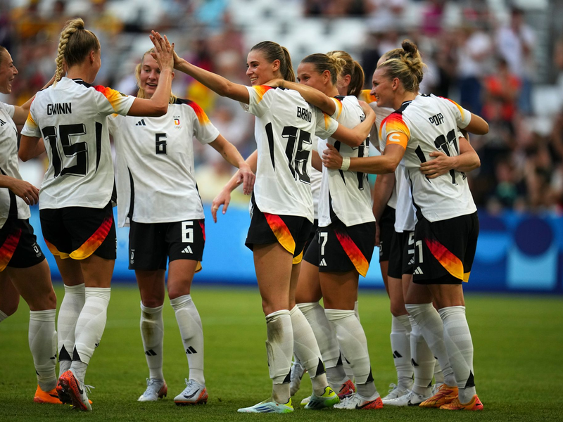 Ann-Katrin Berger (Zweite von rechts, obere Reihe) hat die Wachablösung im deutschen Tor geschafft. - Foto: Daniel Cole/AP/dpa