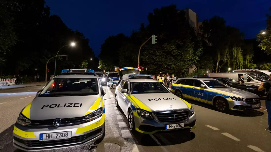 Ein Mann im pychischen Ausnahmezustand wurde von Spezialkräften der Polizei in Hamburg überwältigt. - Bild: Bodo Marks/dpa