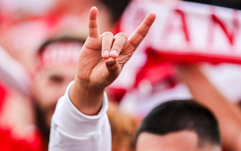 Ein Verbot des dem Wolfsgruß ähnelnden Schweigefuchses ist in deutschen Schulen und Kitas kein Thema. - Foto: Christoph Reichwein/dpa