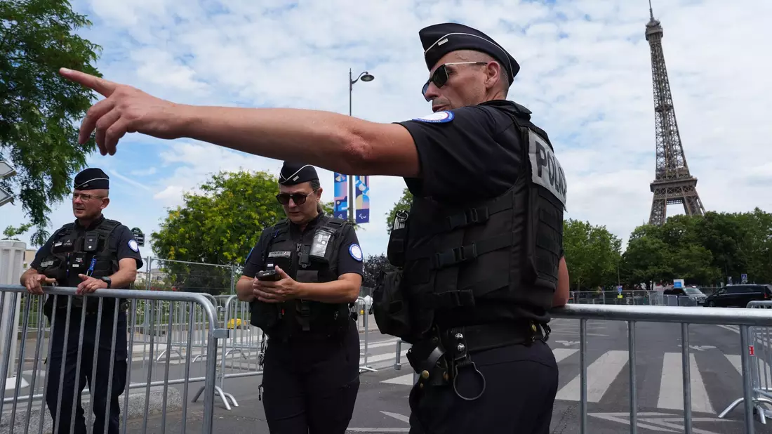 Zehntausende Polizisten und Gendarmen schützen die Eröffnungszeremonie. - Bild: Marcus Brandt/dpa