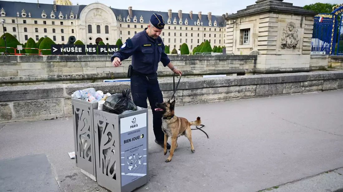 Auch Hundestaffeln kommen zum Einsatz, um die Zeremonie zu schützen. - Bild: Sina Schuldt/dpa