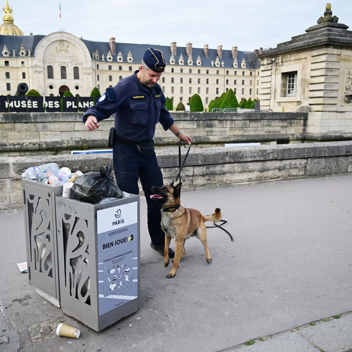 Auch Hundestaffeln kommen zum Einsatz, um die Zeremonie zu schützen. - Foto: Sina Schuldt/dpa