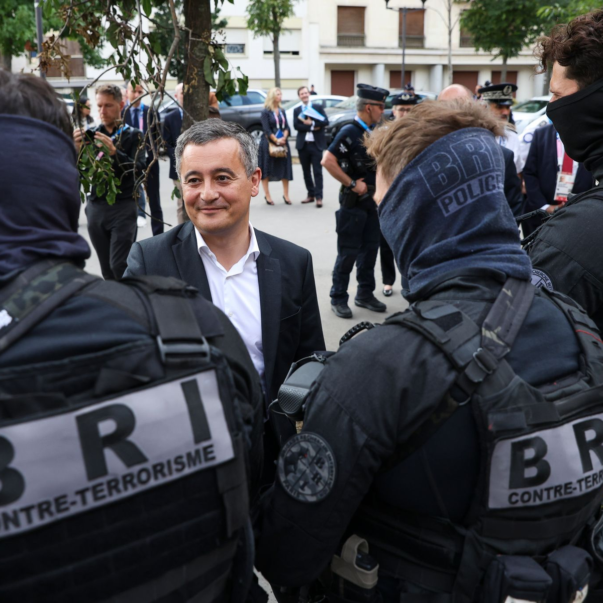 Frankreichs geschäftsführender Innenminister Darmanin hofft, dass der Sport nach der Eröffnung stärker in den Fokus rückt als die Sicherheit. - Foto: Aurelien Morissard/AP/dpa