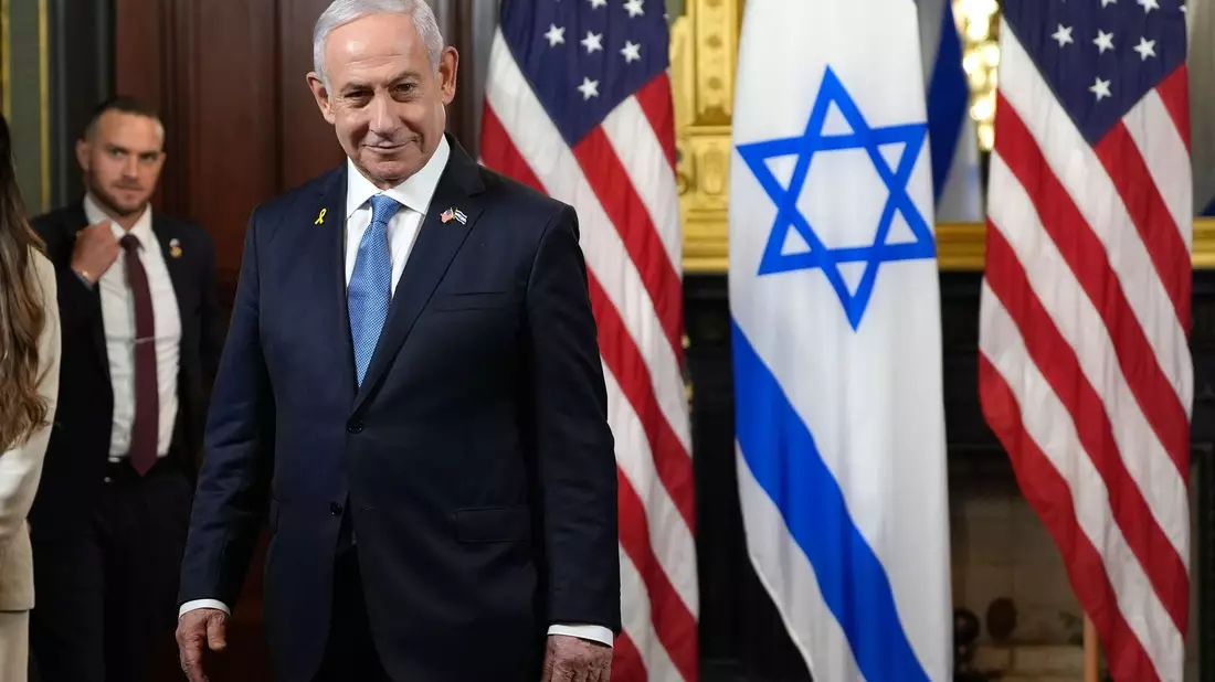 Ministerpräsident Netanjahu zog wegen der Tragödie auf dem Golan seine Abreise aus den USA um mehrere Stunden vor. (Archivbild)  - Bild: Julia Nikhinson/AP