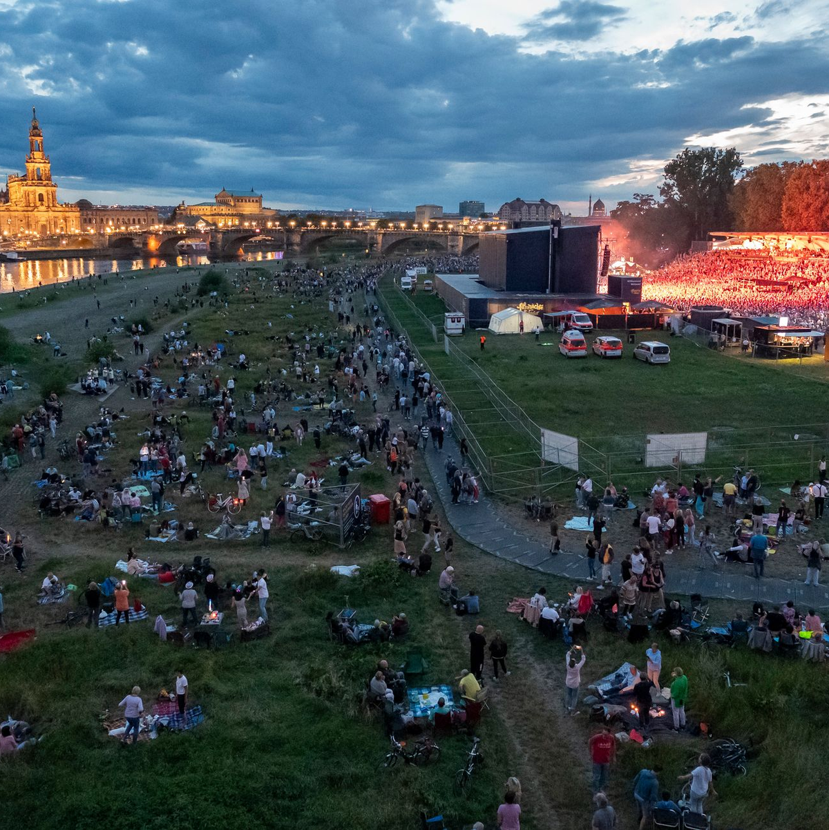 Von den Elbwiesen um das abgegrenzte Konzertgelände herum verfolgen Fans Kaisers Auftakt bei der «Kaisermania» (Archivfoto von 2023) - Foto: Matthias Rietschel/dpa-Zentralbild/dpa