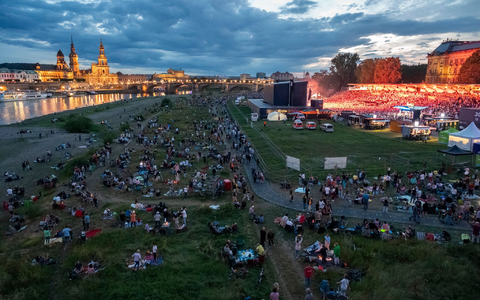 Zaungäste bei der Kaisermania 2023 am Dresdner Elbufer. (Archivfoto) - Foto: Matthias Rietschel/dpa-Zentralbild/dpa