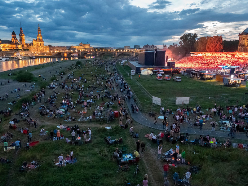 Zaungäste bei der Kaisermania 2023 am Dresdner Elbufer. (Archivfoto) - Foto: Matthias Rietschel/dpa-Zentralbild/dpa
