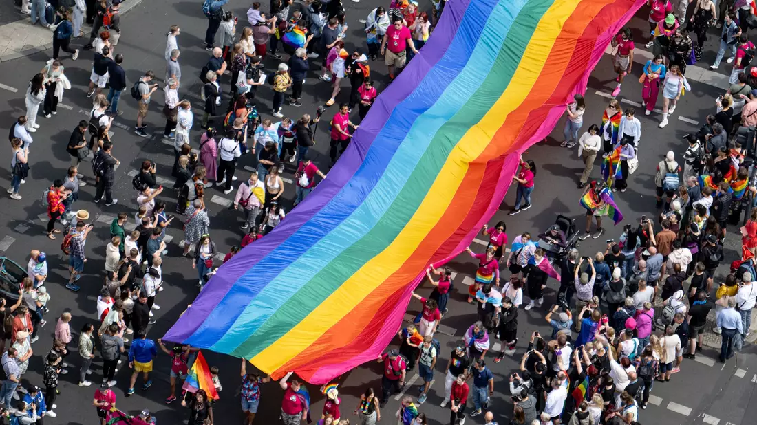 Die frühere Bundestagspräsidentin Bas (SPD) beteiligte sich beim CSD in Berlin  - Bild: Fabian Sommer/dpa