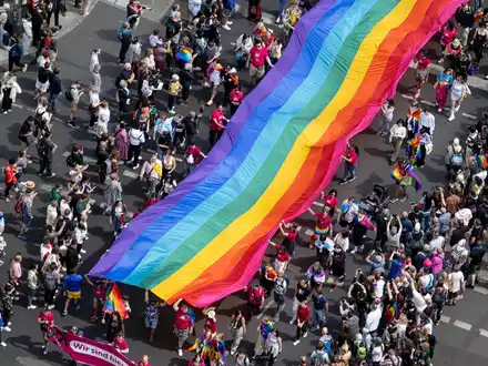 Die frühere Bundestagspräsidentin Bas (SPD) beteiligte sich beim CSD in Berlin  - Foto: Fabian Sommer/dpa