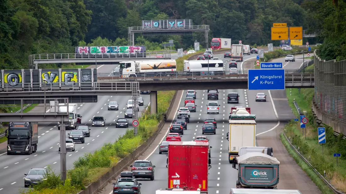 Heute könnte es auf manchen Autobahnen richtig voll werden, warnt der ADAC. (Archivbild) - Bild: Thomas Banneyer/dpa