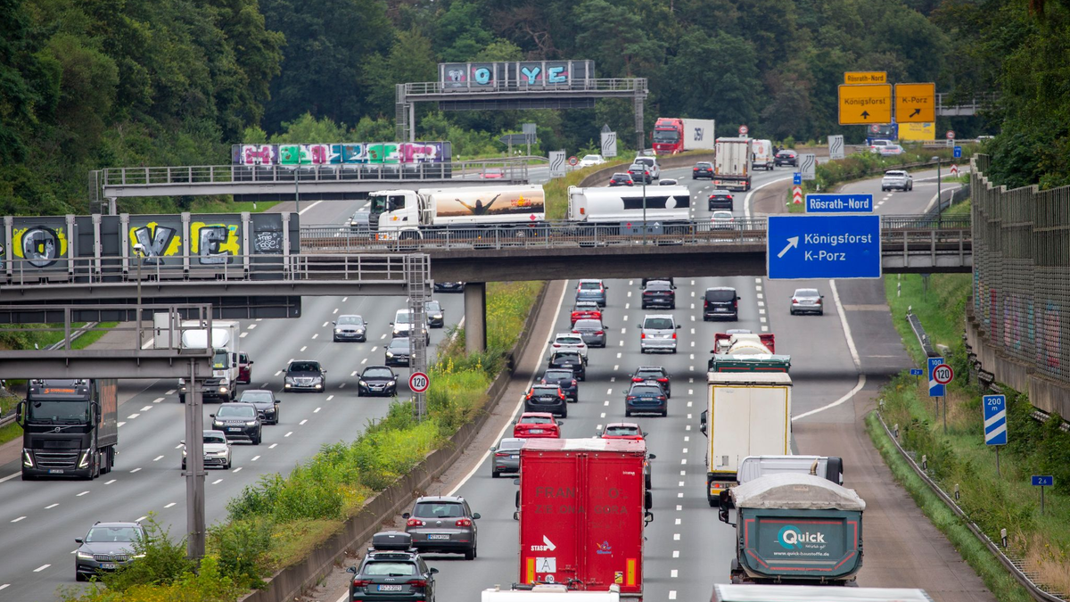 Derzeit sind viele Autobahnen richtig voll, warnt der ADAC. (Archivbild) - Foto: Thomas Banneyer/dpa