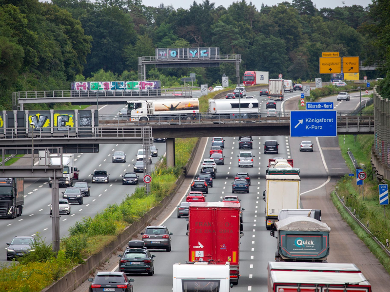Heute könnte es auf manchen Autobahnen richtig voll werden, warnt der ADAC. (Archivbild) - Foto: Thomas Banneyer/dpa