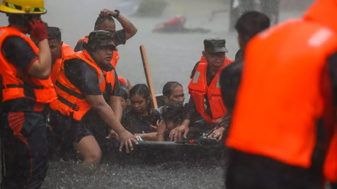 Der Taifun hatte den Südwestmonsun noch verstärkt. - Bild: Basilio Sepe/ZUMA Press Wire/dpa