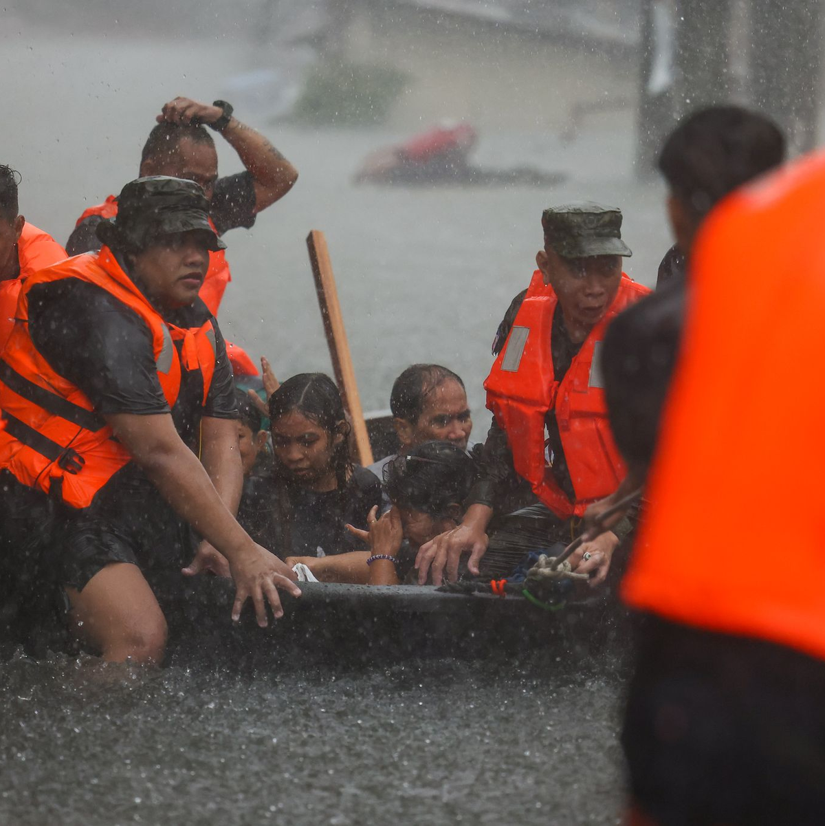 Der Taifun hatte den Südwestmonsun noch verstärkt. - Foto: Basilio Sepe/ZUMA Press Wire/dpa