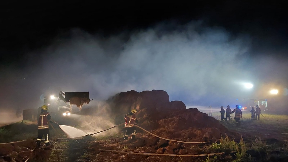 FW Reichenau: Pressemitteilung - 26.07.2024 - Reichenau-Mittelzell Brennende Riedballen gelöscht Mehrstündiger Einsatz der Feuerwehr Reichenau - Foto: presseportal.de