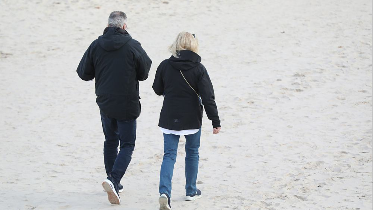 Paar geht am Strand spazieren - Foto: über dts Nachrichtenagentur