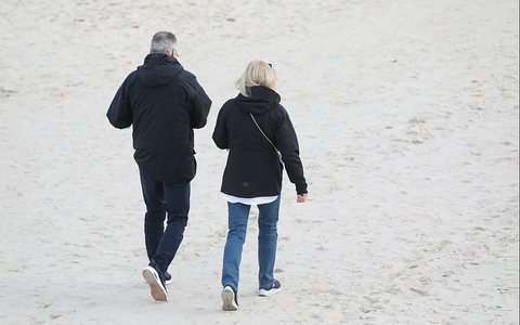 Paar geht am Strand spazieren - Foto: über dts Nachrichtenagentur