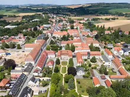 Ein Denkmal erinnert in Herrnhut an Nikolaus Ludwig Graf von Zinzendorf, der protestantischen Glaubensflüchtlingen Asyl in der Lausitz bot.(Archivfoto) - Foto: Sebastian Kahnert/dpa
